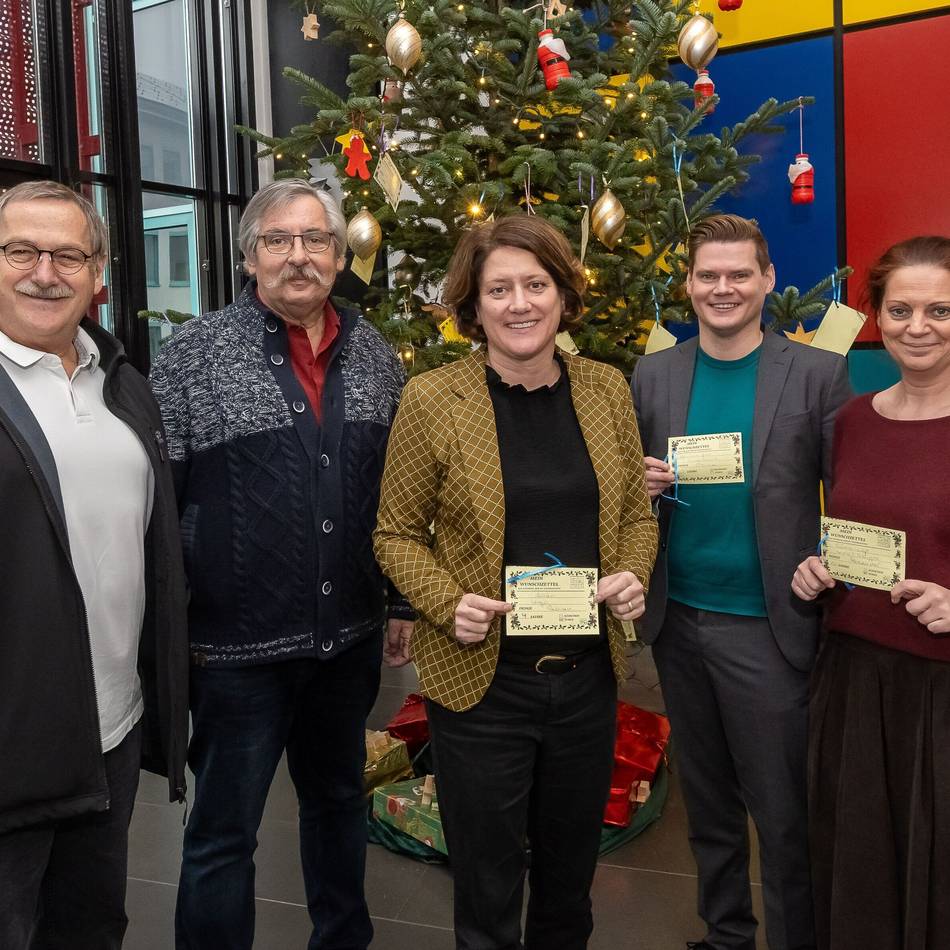 Aktion für Kinder in Grevenbroich: Weihnachtsbaum mit Geschenkewünschen steht jetzt auch im Kreishaus
