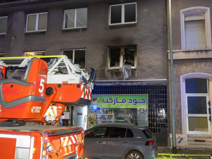 Nachbarn hörten lauten Knall: 61-Jähriger stirbt nach Brand im Duisburger Westen – Polizei ermittelt