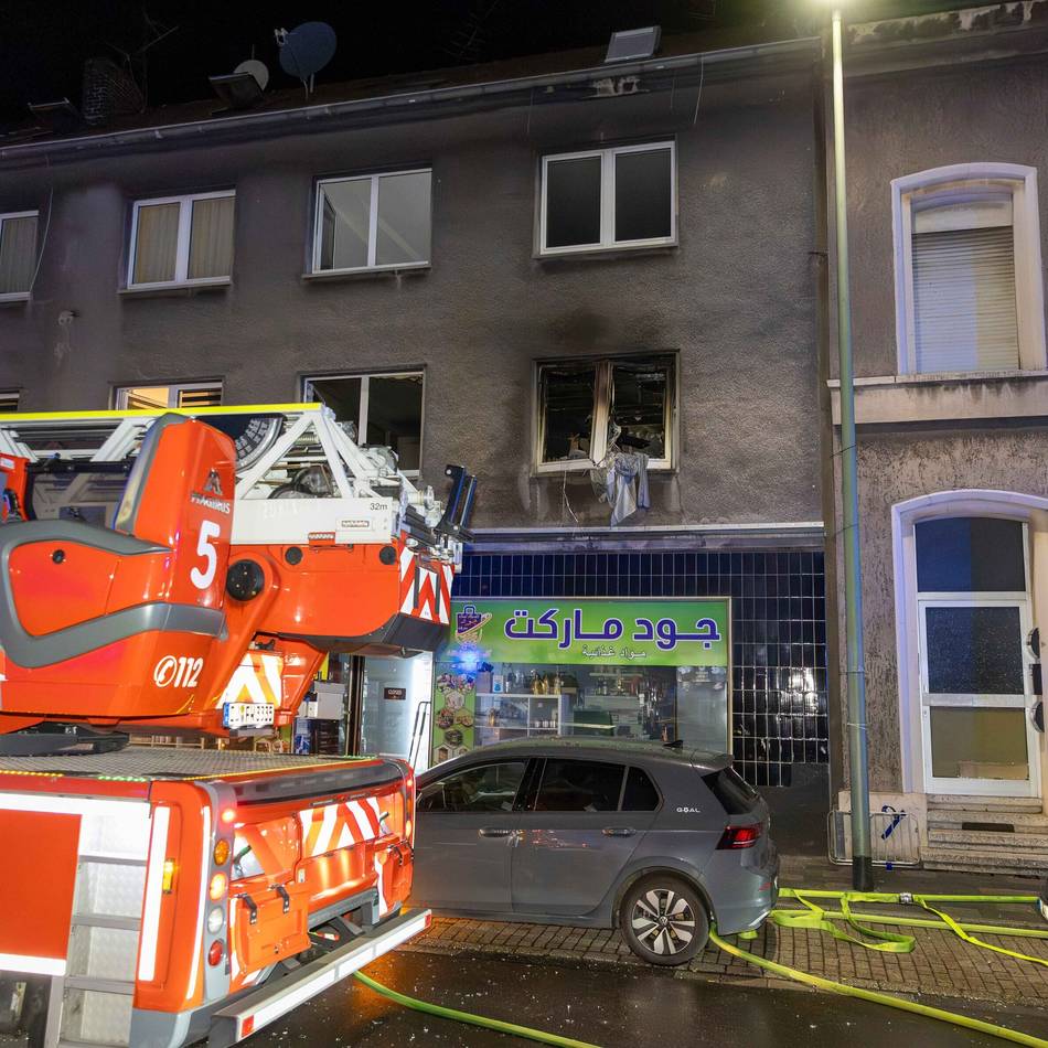 Nachbarn hörten lauten Knall: 61-Jähriger stirbt nach Brand im Duisburger Westen – Polizei ermittelt