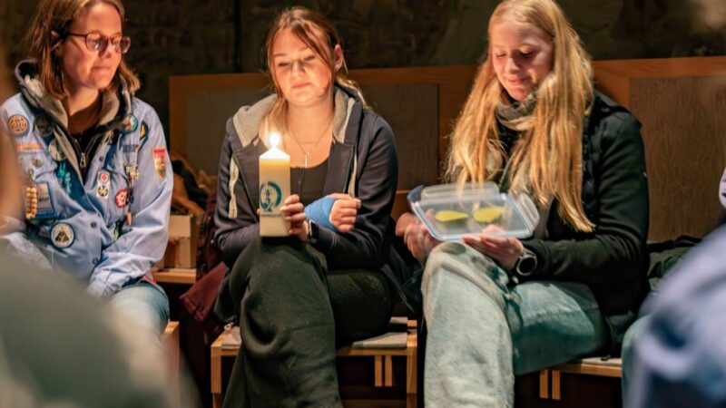 Zentrale Feier für den Niederrhein: Pfadfinderinnen aus Xanten bereiten Friedenslicht-Aussendung vor