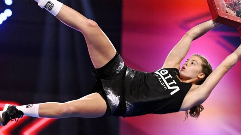 Moderator Frank Buschmann ist begeistert: Haanerin Lotta Kokemohr hangelt sich ins Ninja Warriors-Finale