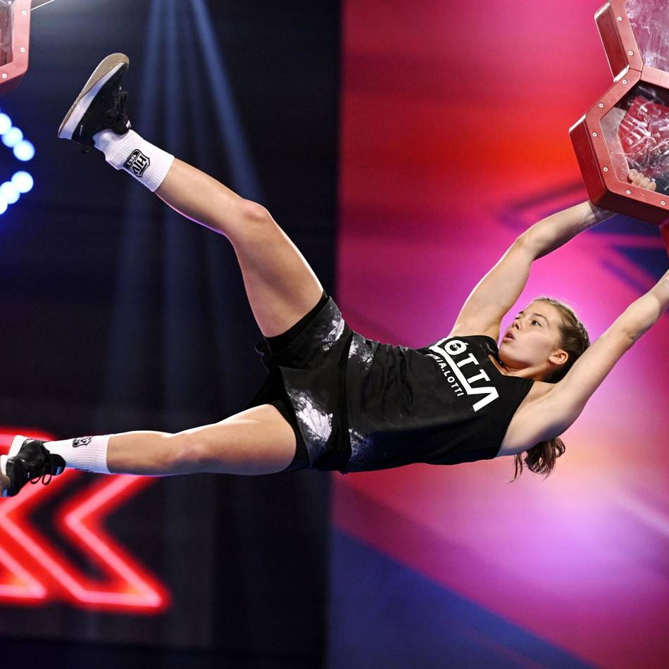 Moderator Frank Buschmann ist begeistert: Haanerin Lotta Kokemohr hangelt sich ins Ninja Warriors-Finale