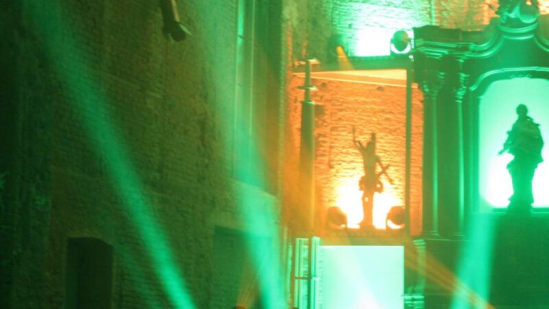 „In Licht gehüllt“: Spektakuläre Lichtshow in der Alten Kirche