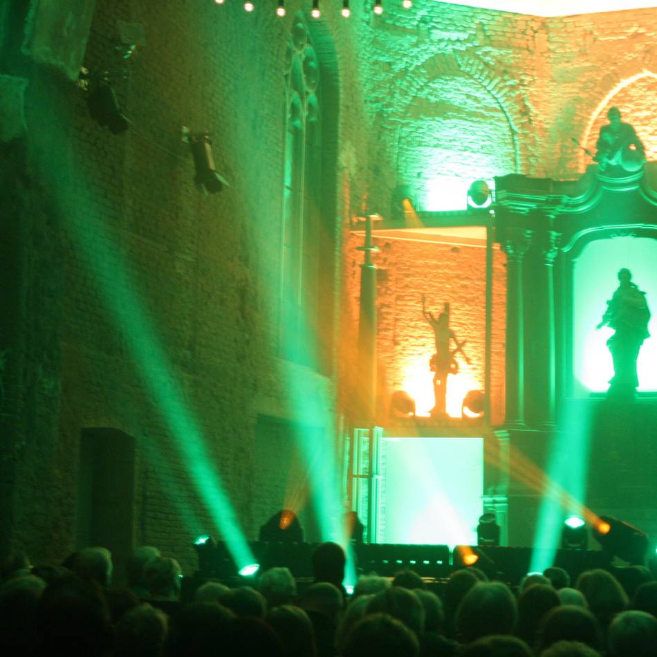 „In Licht gehüllt“: Spektakuläre Lichtshow in der Alten Kirche