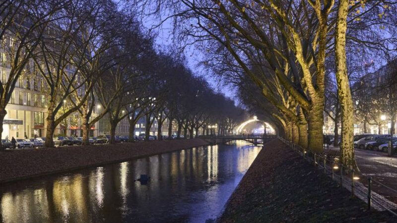 Luxusmeile in Düsseldorf: Neues Licht für die Königsallee – Strahler im Boden und Scheinwerfer für die Brücken