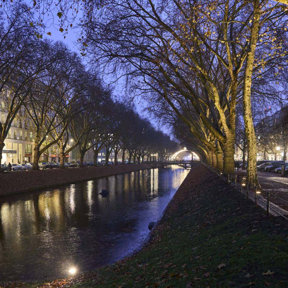 Luxusmeile in Düsseldorf: Neues Licht für die Königsallee – Strahler im Boden und Scheinwerfer für die Brücken