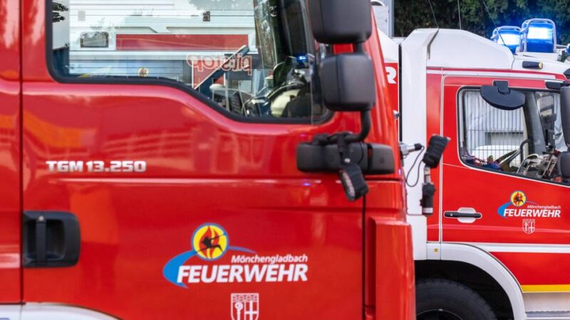 Brand in Mönchengladbach: Flammen schlagen vom Balkon eines Mehrfamilienhauses