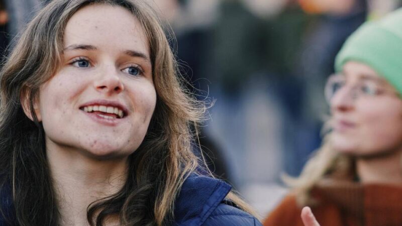 Demo gegen Aussagen von Bundeskanzler: Schülerin ruft zu Lichtermeer in Dormagen auf