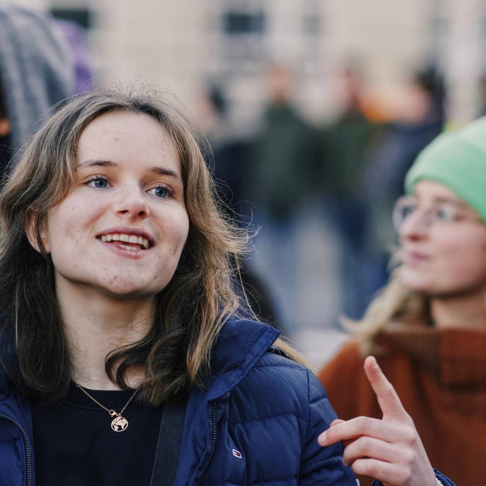 Demo gegen Aussagen von Bundeskanzler: Schülerin ruft zu Lichtermeer in Dormagen auf