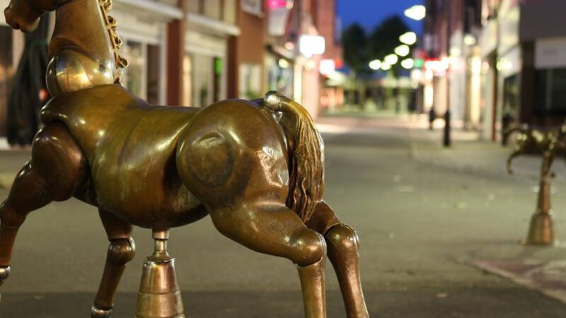 Kunst-Diebstahl in Grevenbroich: Verbliebene Tierfiguren am Markt werden jetzt gesichert