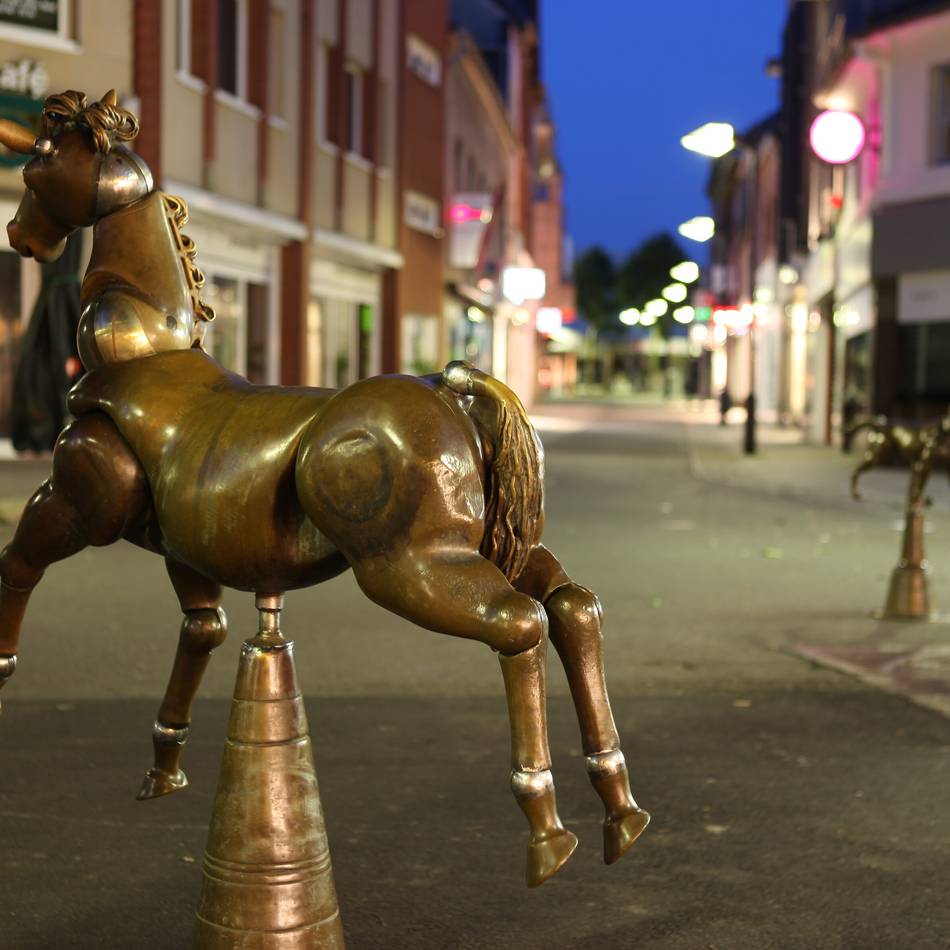 Kunst-Diebstahl in Grevenbroich: Verbliebene Tierfiguren am Markt werden jetzt gesichert