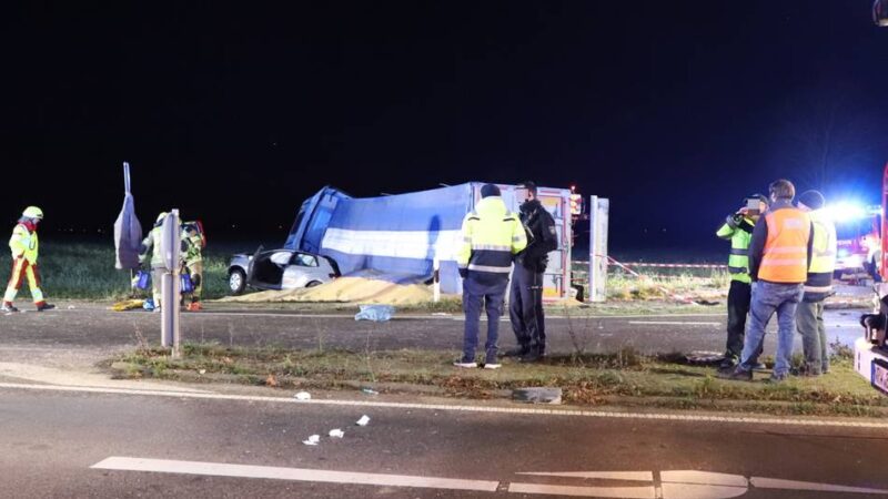 Schwerer Unfall in Korschenbroich: Lkw kippt auf Auto – 17-Jähriger für hirntot erklärt