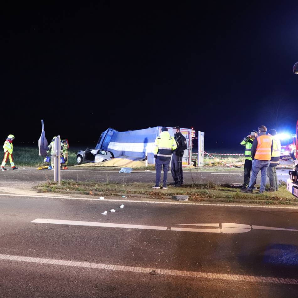 Schwerer Unfall in Korschenbroich: Lkw kippt auf Auto – 17-Jähriger für hirntot erklärt