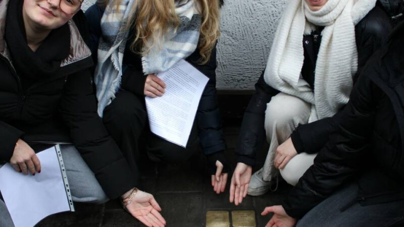 Gedenkveranstaltungen zur Reichspogromnacht in Neuss: Schüler gestalten Feier am Holocaust-Mahnmal mit