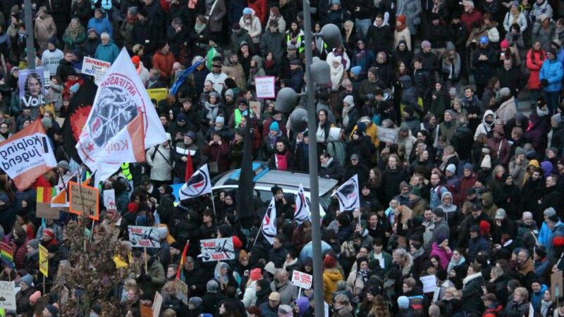 Forscherin zu neuer Studie über Rechtsextremismus: „Das Misstrauen in die Demokratie steigt“