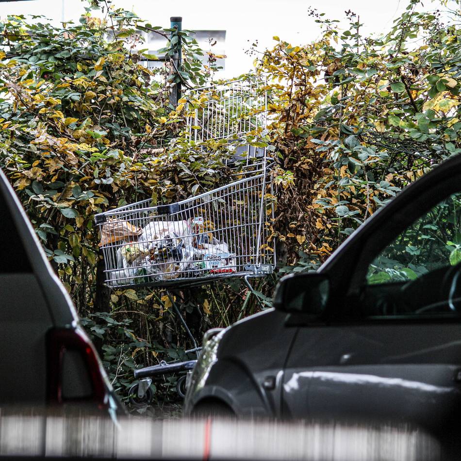 Herrenlose Warenkörbe in Grevenbroich: Probleme durch entführte Einkaufswagen – Stadt soll Händler in die Pflicht nehmen