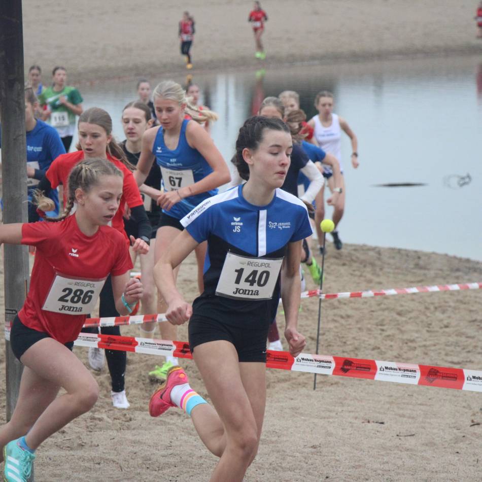 Nordrhein-Meisterschaft mit Schmidt und Deuser: Strand-Crosslauf in Xanten begeistert Podcast-Promis