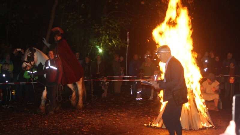 Traditioneller Martinszug am Hülser Berg: Beeindruckendes Lichtermeer beim 99. Zug am Berg