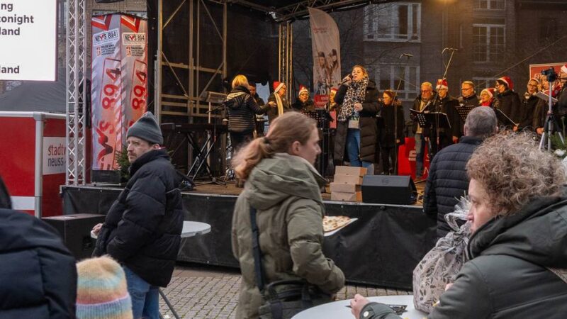 Besucherrekord beim Weihnachtssingen: So schön war der Quirinus-Adventsmarkt in Neuss