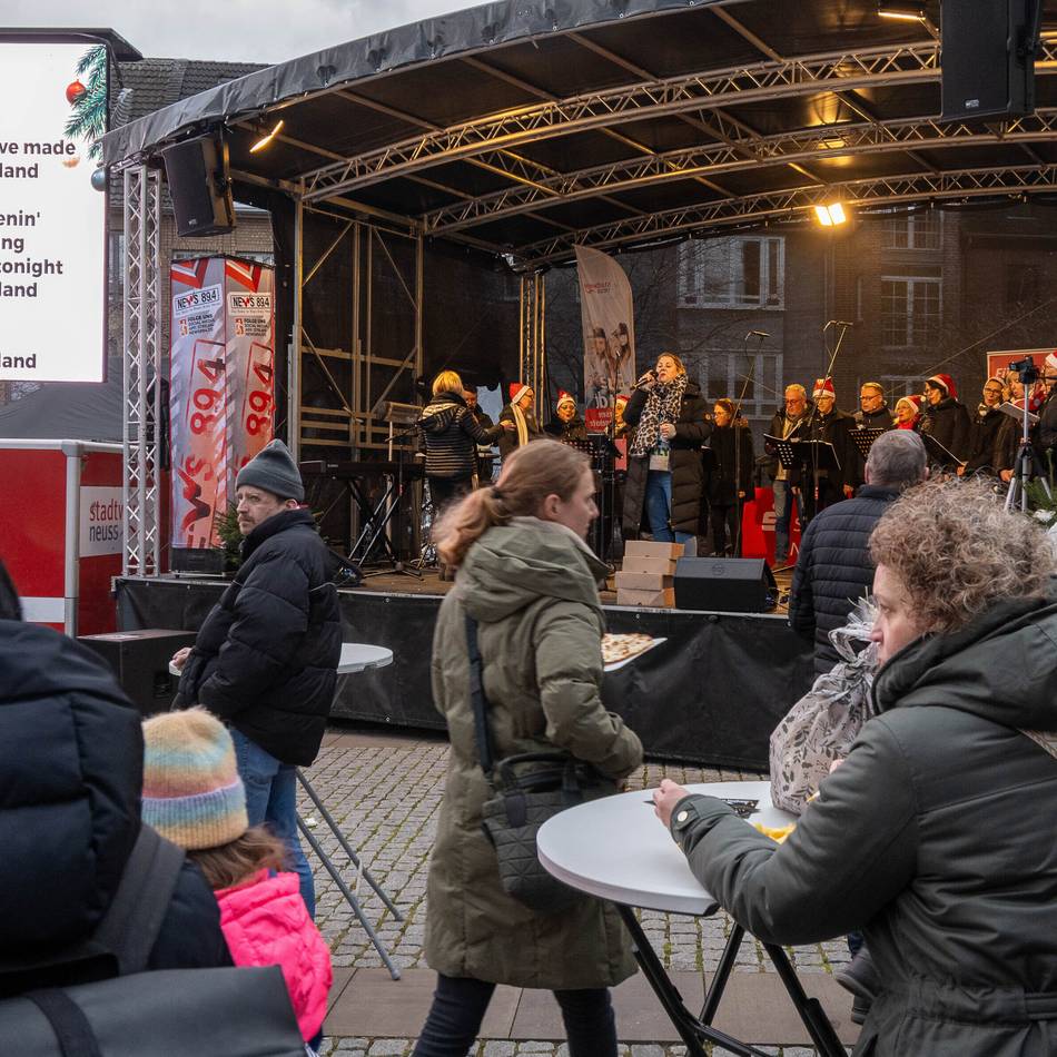 Besucherrekord beim Weihnachtssingen: So schön war der Quirinus-Adventsmarkt in Neuss
