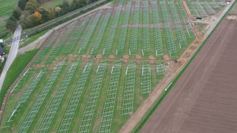 Module werden montiert: Neuer Solarpark in Kempen soll 2026 in Betrieb gehen