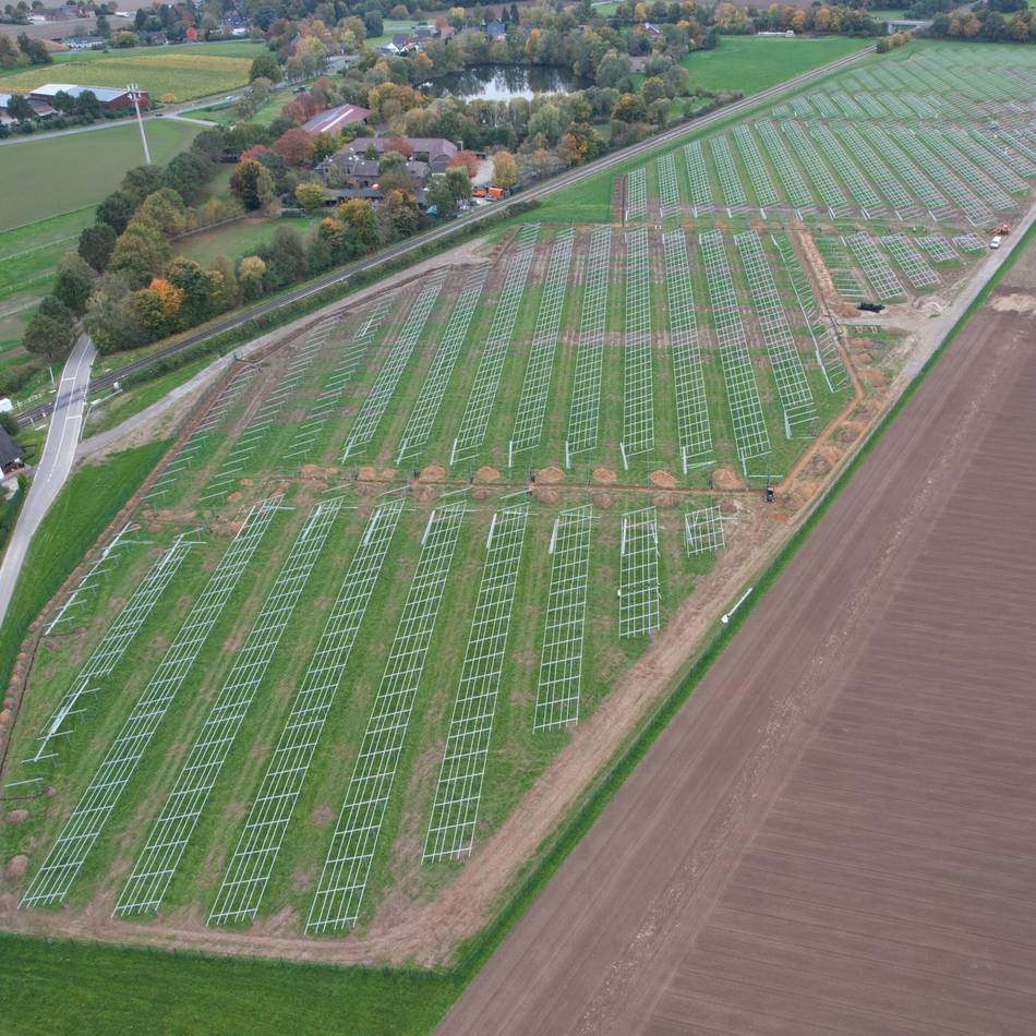 Module werden montiert: Neuer Solarpark in Kempen soll 2026 in Betrieb gehen