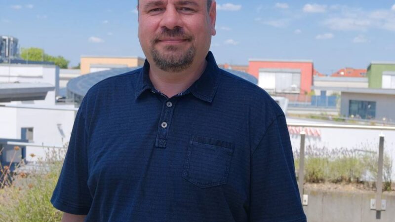 Von Hecken bis Harmonie in Dormagen: Schiedsmann Alexander Bodnar klärt Streit vor Gericht