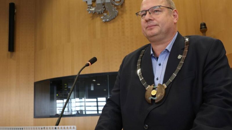 Konstituierende Ratssitzung in Leverkusen: Der neue OB ist offiziell im Amt