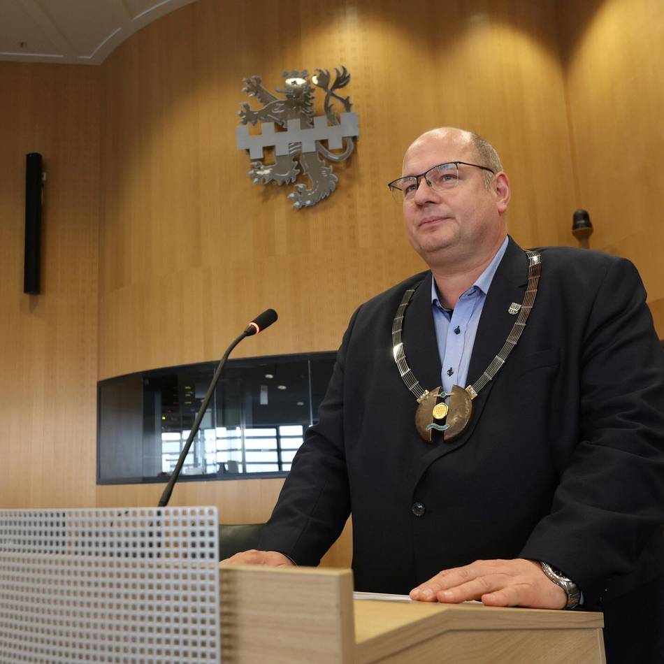 Konstituierende Ratssitzung in Leverkusen: Der neue OB ist offiziell im Amt