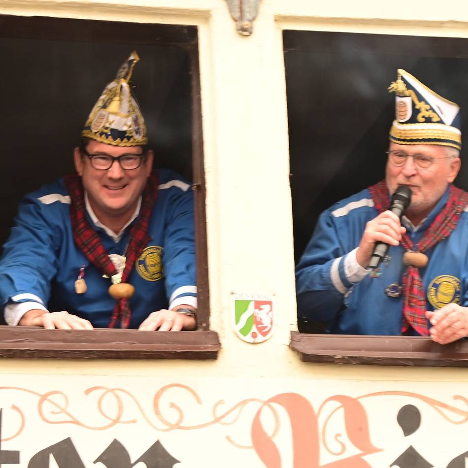 Karneval in Düsseldorf: „Papstwahl“ für neuen Tonnenbauer in Niederkassel