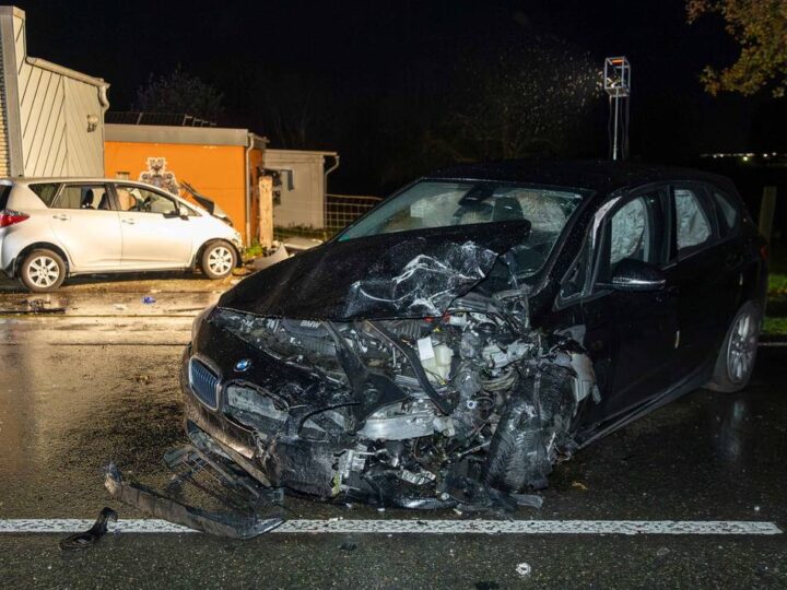Unfall auf B58 in Rheinberg: Autos stoßen zusammen – Mann lebensgefährlich verletzt