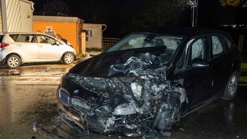 Unfall auf B58 in Rheinberg: Autos stoßen zusammen – Mann lebensgefährlich verletzt