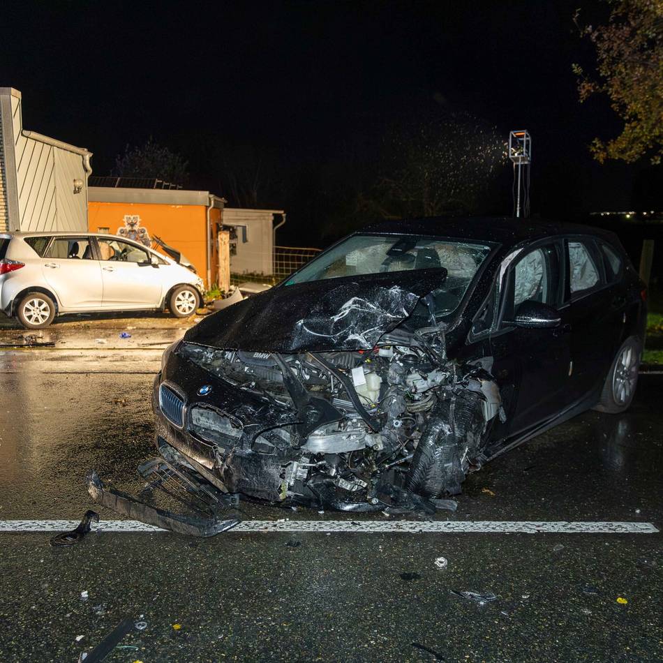 Unfall auf B58 in Rheinberg: Autos stoßen zusammen – Mann lebensgefährlich verletzt