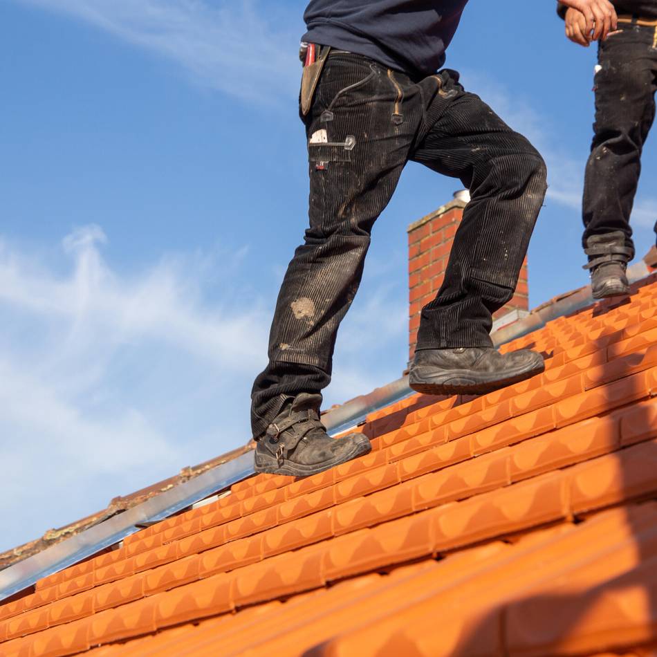 Opfer war ein älteres Ehepaar: Falscher Dachdecker mit Hals-Tattoo raubt Haus in Geldern aus