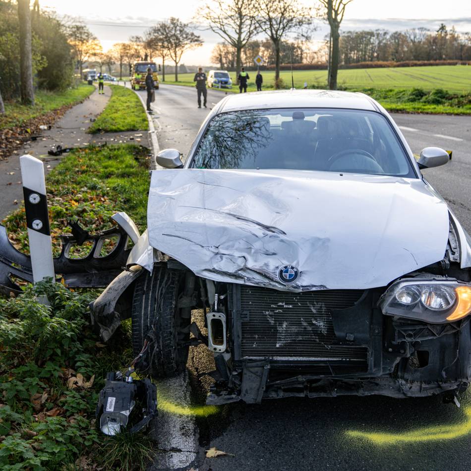 Kollision auf Xantener Straße: Xantener bei Unfall in Kamp-Lintfort schwer verletzt