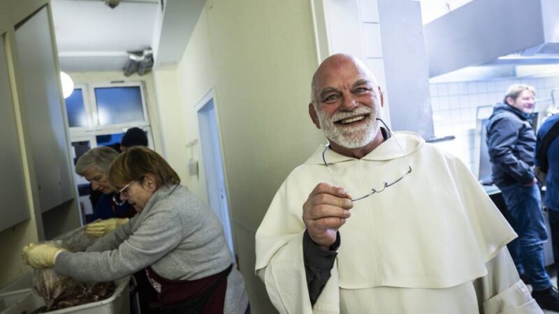 Gänseessen am Burgplatz: Vorweihnachtliche Solidarität mit den Düsseldorfer Obdachlosen