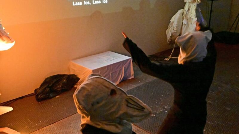 Performance-Kunst in Mönchengladbach: Wann ist ein Mensch ein Mensch?