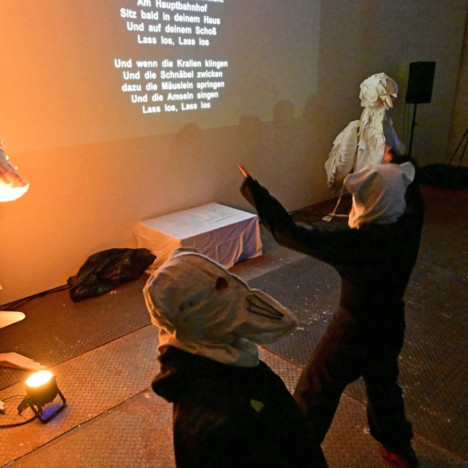 Performance-Kunst in Mönchengladbach: Wann ist ein Mensch ein Mensch?