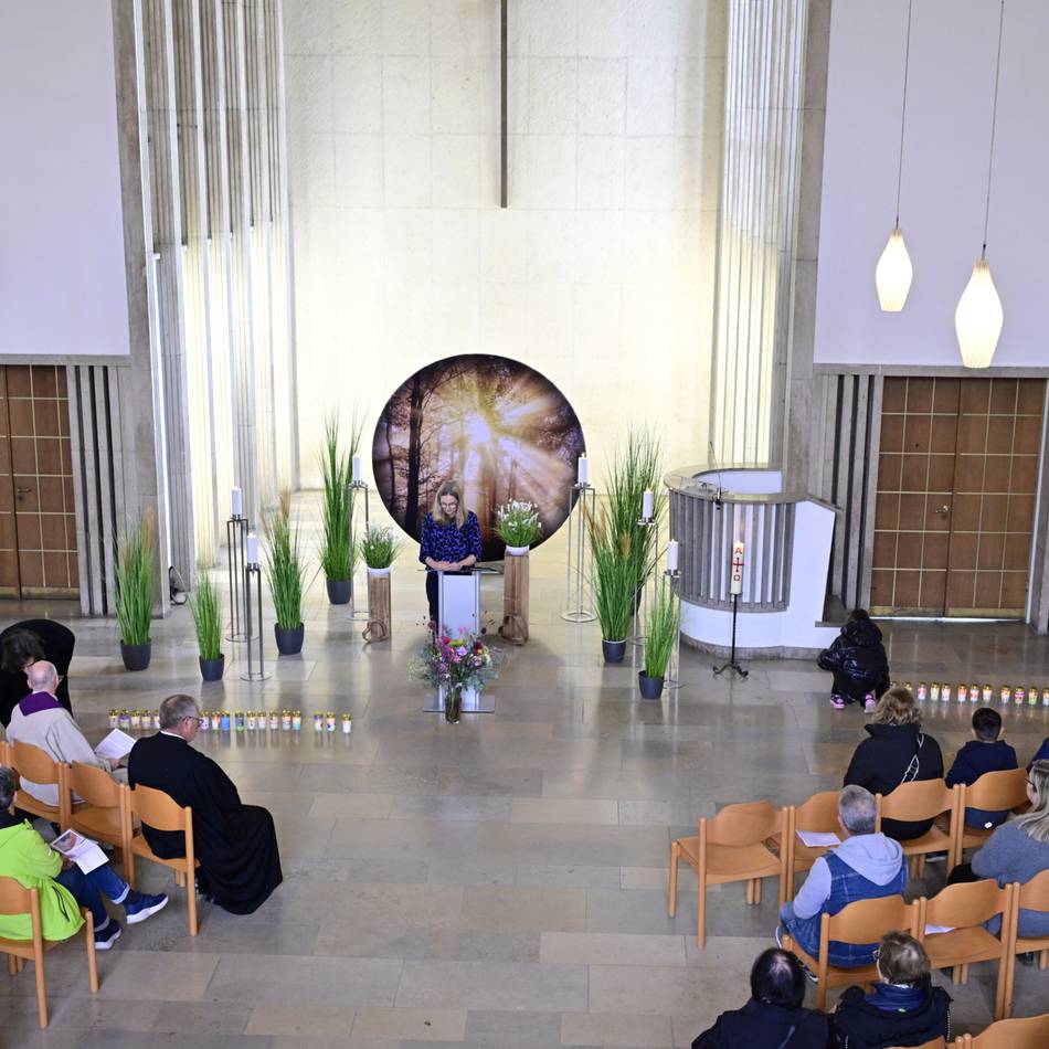 Gedenkfeier für Unbedachte: „Manche haben einsam gelebt und sind einsam verstorben”