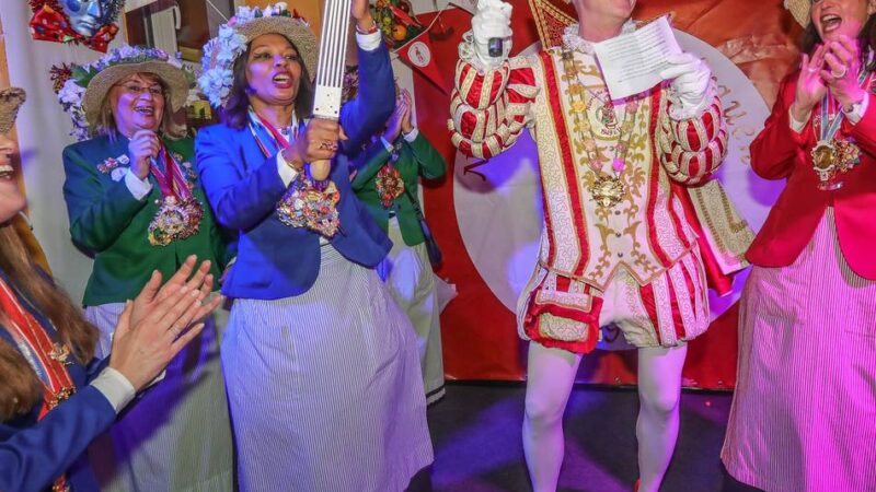 Sellerieprinz in Düsseldorf gekürt: „Das Schönste, was wir in die weißen Strumpfhosen hineinschießen konnten“