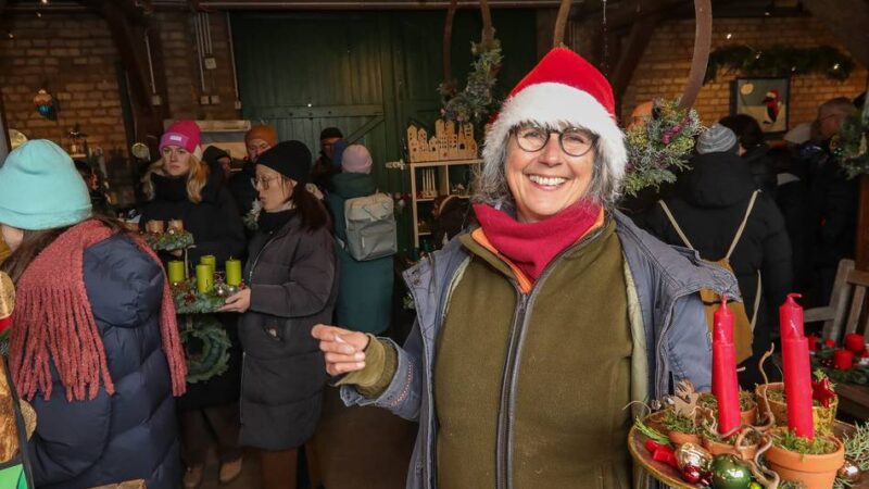 Besonderer Weihnachtsmarkt in Düsseldorf: Besucher stehen Schlange für die Wichtel-Werkstatt im Südpark