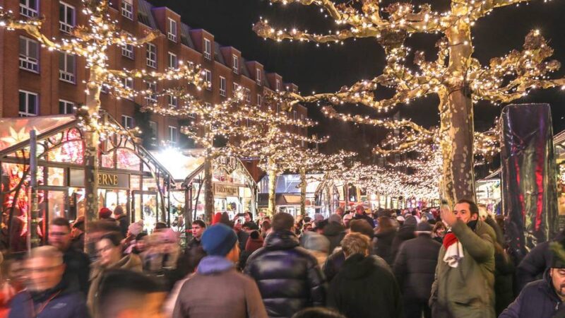 Viele Besucher in der Innenstadt: Internationales Flair in Düsseldorf – so voll war es auf dem Weihnachtsmarkt