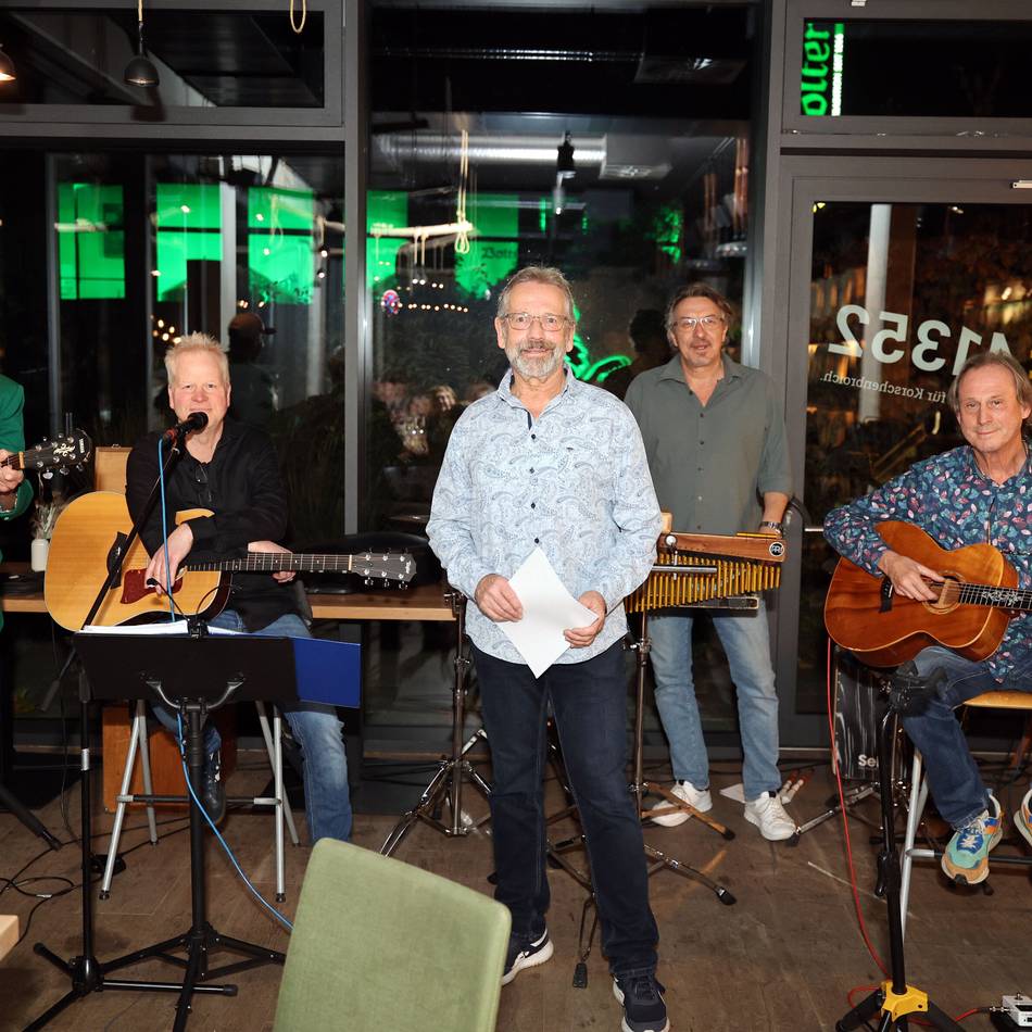 Mix aus Krimi, Blues und Talk in Korschenbroich: Fußball-Spannung in der „Landwirtschaft“ statt auf dem Platz