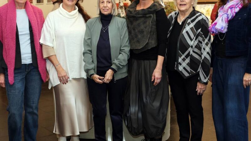 Ausstellung in Korschenbroich: Gemälde, Fotos, Schmuck und Glas der „Kunstweiber“