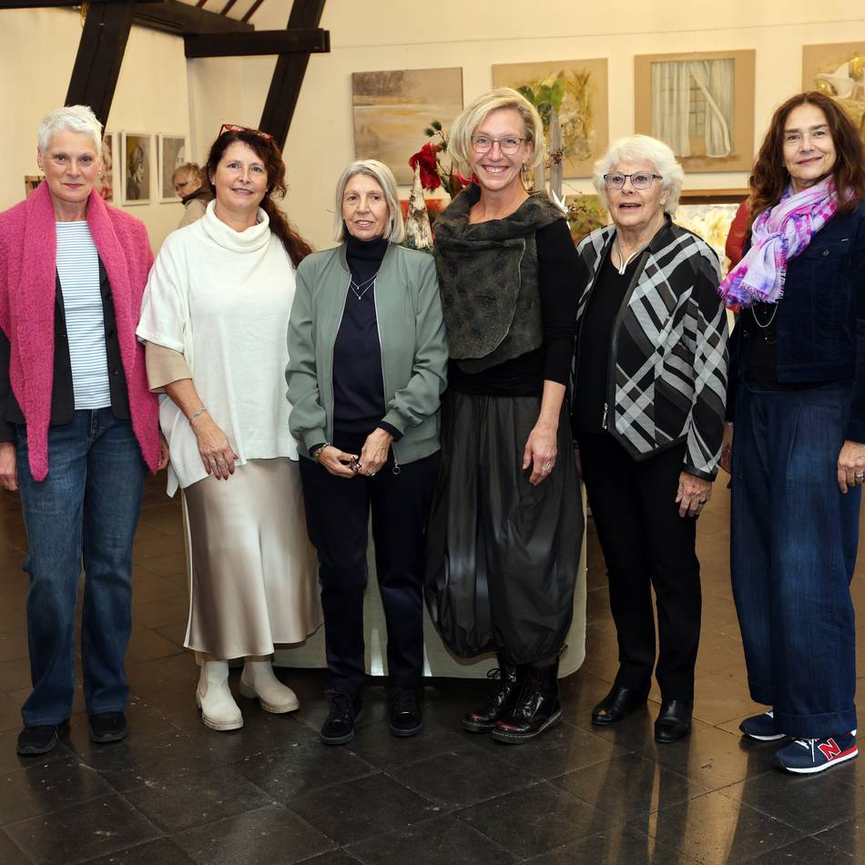 Ausstellung in Korschenbroich: Gemälde, Fotos, Schmuck und Glas der „Kunstweiber“