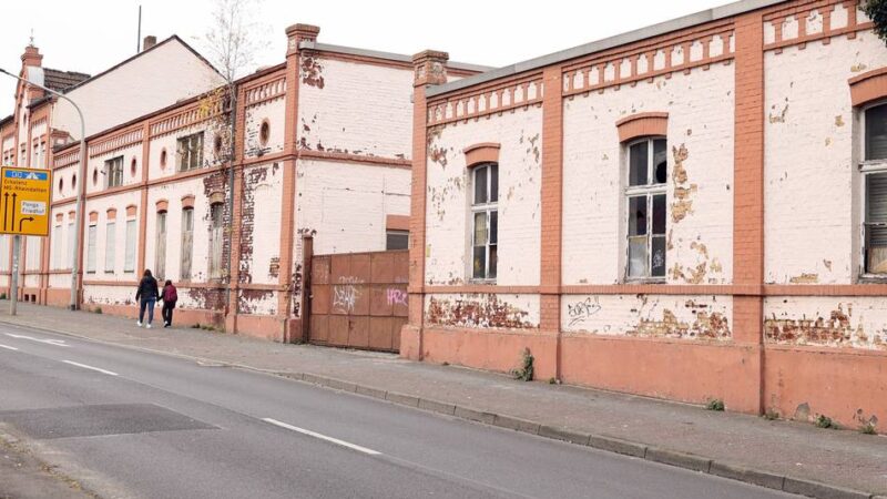 Einsatz in Mönchengladbach: Feuerwehr muss erneut Brand auf Beines-Gelände löschen