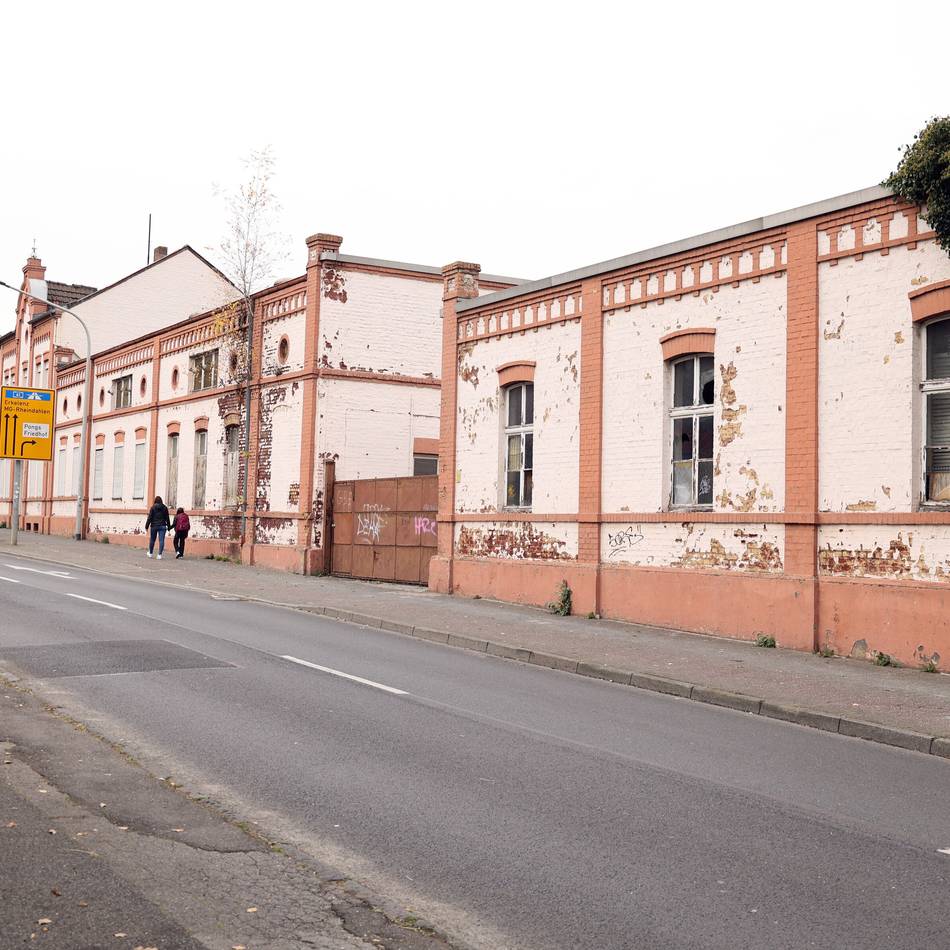 Einsatz in Mönchengladbach: Feuerwehr muss erneut Brand auf Beines-Gelände löschen