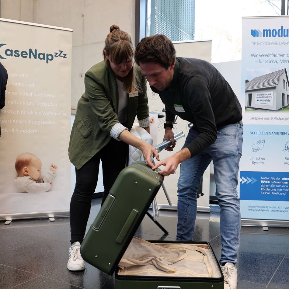 Wirtschaft in Mönchengladbach: Gladbacher erfinden auf Hochzeitsreise einen Kinderbett-Koffer