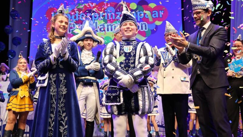 Prinz Luis I. und Prinzessin Annick I.: Konfetti-Regen für Mönchengladbachs neues Kinderprinzenpaar