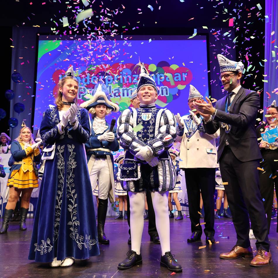 Prinz Luis I. und Prinzessin Annick I.: Konfetti-Regen für Mönchengladbachs neues Kinderprinzenpaar